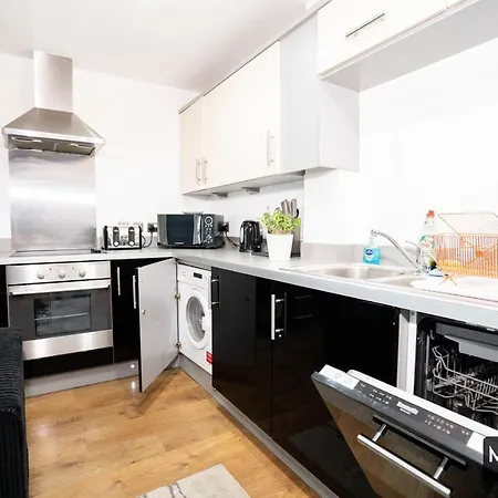 Apartment Maevela - Modern 2 Bedroom - Chinatown, Arcadian, Centre - Large Juliet Balcony Windows - Ps4 & Smart Tv's