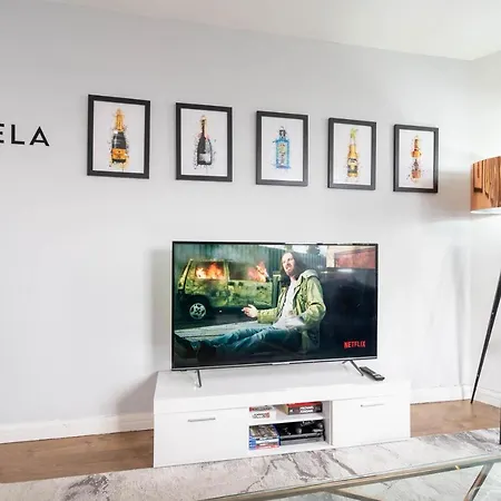 Maevela - Modern 2 Bedroom - Chinatown, Arcadian, Centre - Large Juliet Balcony Windows - Ps4 & Smart Tv's *